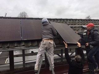 19-01-14-zonnepanelen-worden-gelegd-2