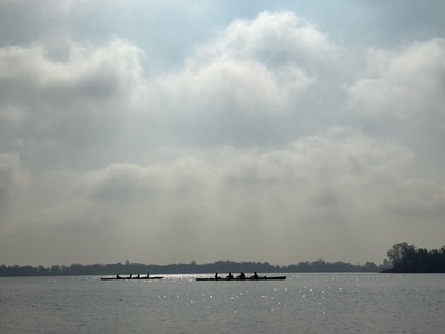 roeien-op-spiegelplas-met-schittering